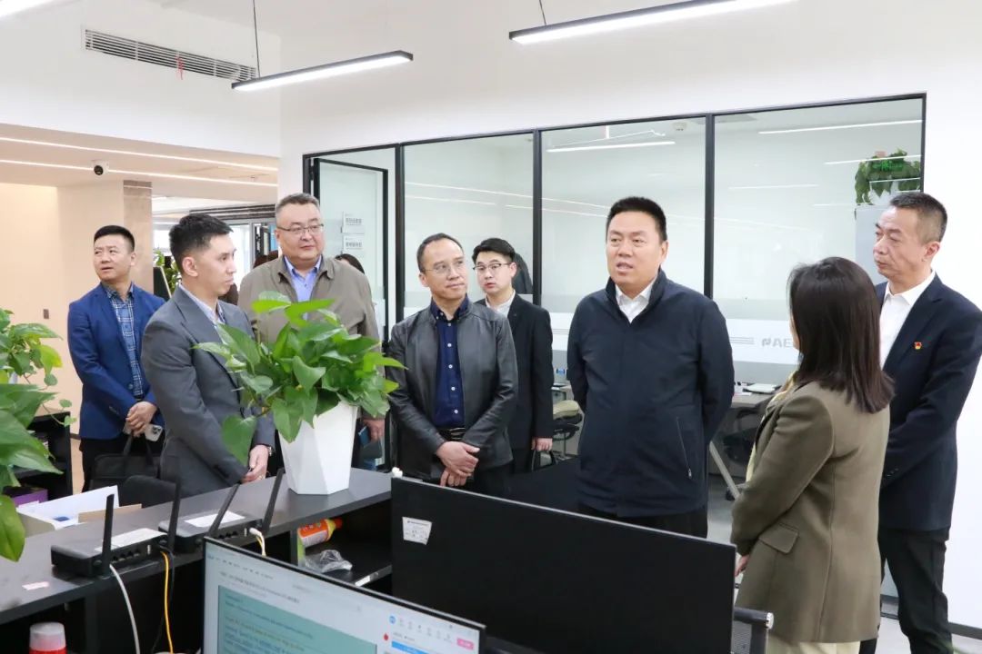 沈金生书记一行在亚欧公司进行考察调研.JPG